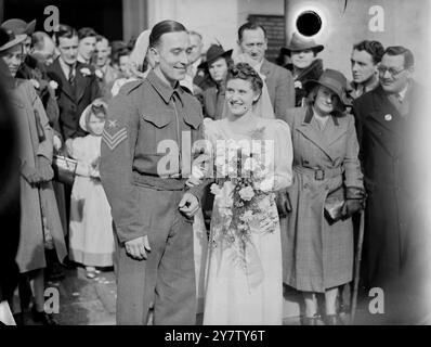 DER BERÜHMTE CRICKETSPIELER HEIRATET Denis Compton, England Test Cricketspieler und Arsenal Footballer, war in der St John's Wood Parish Church mit Miss Doris Rich verheiratet. Nach der Hochzeit ging Compton direkt nach Watford, um für Arsenal in der Football League war Cup Tie zu spielen. Fotoshows: Die Braut und der Bräutigam verließen die St. John's Wood Parish Church nach der Hochzeit. 1. März 1941 Stockfoto