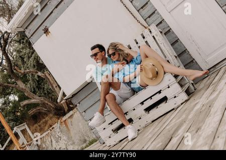 Junges, liebevolles Paar, das sich in der Nähe des Strandhauses entspannt Stockfoto