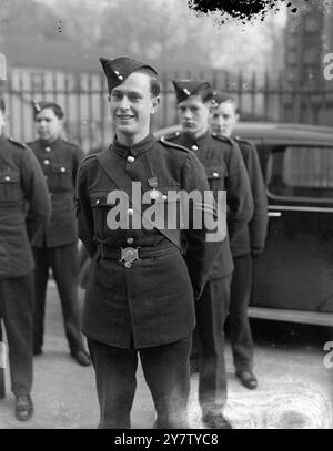 AIR KADETT ERHIELT MEDAILLE DES AIR VICE MARSHALS FÜR DIE RETTUNG ÄLTERER FRAUEN AUS DEM BOMBENHAUS Air Kadett Harry Richard Smith aus Willesden, früher Kings Scout und Arbeiter in einer Flugzeugfabrik, wurde von Air Vice Marshal Sir charles Loncroft im Paddington Town Hall mit der Kadett Gallantry Medal AUSGEZEICHNET. Air Cadet Smith rettete als ältere Frau aus einem bombardierten Haus, als die Mauern zerbröckelten und jeden Moment drohten, sie einzustürzen. Foto zeigt: Air Kadett Harry Richard Smith trägt die Medaille nach der Präsentation. 2. Februar 1941 Stockfoto