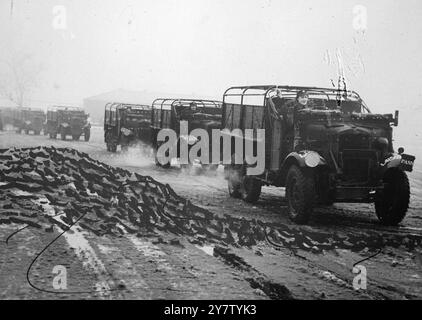 ATS-MÄDCHEN, DIE IM LAGER DES KOMMANDOS NORD ALS MILITÄRLASTER AUSGEBILDET WURDEN ATS-Mädchen werden in einem Lager in Nordengland ausgebildet, um schwere Militärlaster zu fahren, einige von ihnen wiegen zehn Tonnen mit Anhängern. Die Hauptaufgabe für die Mädchen ist die Überführung der neuen Lastkraftwagen zu Einheiten in ganz Großbritannien im Konvoi. Die Ausbildung dauert drei Wochen und das Alter der Mädchen liegt zwischen 18 und 43 Jahren. Foto zeigt: Ein Konvoi von Armeewagen, die von Mädchen des Auxiliary Territory Service gefahren werden, zieht los. 31. Januar 1941 Stockfoto