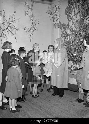 KLEINE FLÜCHTLINGE AUS GIBRALTAR TREFFEN VATER WEIHNACHTEN Fotoshows: Kinder Flüchtlinge aus Gibraltar versammeln sich aufgeregt um Vater Weihnachten - Vater Azzopadi im zivilen Leben - zu einem Geschenk, auf ihrer Weihnachtsfeier. 23. Dezember 1940 Stockfoto