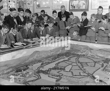 BÜRGER DER ZUKUNFT BAUEN MODELLSTADT Boys of Elmbridge Camp School haben eine Modellstadt gebaut, die eine Kombination aus Stadt und Land ist. Das Modell gewann für sie den ersten Preis in einem Wettbewerb, der vom Rat 1940 angeboten wurde. Fotoshows: Die Jungen lernen ihr Modell von Stadt und Land. 8. Dezember 1940 Stockfoto