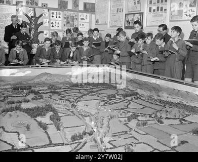 BÜRGER DER ZUKUNFT BAUEN MODELLSTADT Boys of Elmbridge Camp School haben eine Modellstadt gebaut, die eine Kombination aus Stadt und Land ist. Das Modell gewann für sie den ersten Preis in einem Wettbewerb, der vom Rat 1940 angeboten wurde. Fotoshows: Die Jungen lernen ihr Modell von Stadt und Land. 8. Dezember 1940 Stockfoto