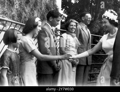 Königin Elizabeth II. (Rechts) trifft heute hier eine Bauernfamilie. Sie sind Mr. Kellock Roberts (rechts) seine Frau (2ns rechts); Timothy (18) 3. Links; Georgina (15) schüttelt sich die Hand mit der Königin und der elfjährigen Judy (links). Mr. Roberts betreibt auf der Farm des Herzogtums Cornwall in der Nähe von Saltash, 25. Juli 1962 Stockfoto