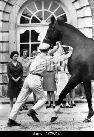 Ihre Majestät Königin Elisabeth II. Wird von Marcel Boussac, dem französischen Industriellen und Rennpferdbesitzer, begleitet, als sie heute hier in der Nähe ein Gestüt, Le Fresnay le Buffard, durchquerte. Ihre Majestät ist derzeit auf einem viertägigen privaten Besuch in der Normandie und Gast des bekannten Pferdezüchters, des Duc d’Audiffret-Pasquier, im Chateau de Sassy in der Nähe von Vrigny. 27. Mai 1967 Stockfoto