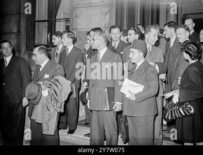 ATTLEE ERÖFFNET PALÄSTINENSERKONFERENZ in Anwesenheit von Vertretern aus sieben Ländern der Arabischen Liga wurde die Palästinenserkonferenz von Premierminister Clement Attlee im Lancaster House in St James's, London, eröffnet. Fotoshows: Delegierte verlassen Lancaster House nach der Eröffnung der Konferenz am 10. September 1946 Stockfoto