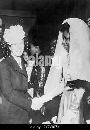 KOLONIALBRAUT ERHIELT GUTE WÜNSCHE Einer PREMIERMINISTERFRAU Foto zeigt: Madame Georges Bidault, Frau des französischen Premierministers, drückte ihre guten Wünsche an die Braut nach der Hochzeit von Mademoiselle Ginette Eboue, deren Mutter Abgeordnete aus Guadeloupe in der französischen Versammlung ist, an Monsieur Leopold Senger, Abgeordneter aus Senegal-Mauretanien in Paris aus. Der Vater der Bräute Monsieur Felix Eboue war der ehemalige Gouverneur von Französisch-Westafrika, die erste französische Kolonie, die sich während des Krieges General de Gaulle anschloss. 13. September 1946 Stockfoto