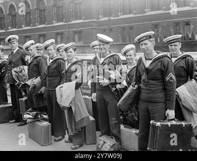 DÄNISCHE SOLDATEN KAMEN ZUR SIEGESPARADE AN - Ein Kontingent dänischer Soldaten und Seeleute traf am Bahnhof Liverpool Street in London ein, um mit Soldaten des britischen Commonwealth und anderer alliierter Nationen an der Siegesparade am 8. Juni teilzunehmen. - Foto zeigt: Dänische Seeleute verlassen Liverpool Street Station mit einem LKW. - 3. Juni 1946 Stockfoto