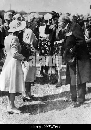 PRINZESSINNEN TREFFEN AUF Einen VETERANEN VON 93. Der König, der von der Königin und den Prinzessinnen begleitet wurde, nahm den Gruß bei einem marsch von fast 15000 Mitgliedern der britischen Legion aus allen Teilen Schottlands in Edinburgh, wo die königliche Familie einen einwöchigen Aufenthalt einnimmt. Fotoshows: Prinzessin Elizabeth und Prinzessin Margaret sprechen mit dem 93-jährigen General Sir Ian Hamilton bei der Parade. Der König ist im Hintergrund zu sehen. 1. Juli 1946 Stockfoto