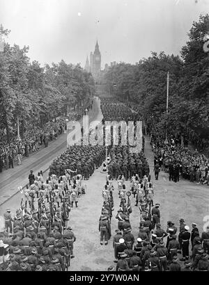 DIE KRIEGSSIEGER ZIEHEN DURCH LONDON, WÄHREND MILLIONEN von Menschen auf der Strecke drangen, eine Marschkolonne mit 21000 Soldaten aus dem gesamten britischen Empire und aus alliierten Ländern und eine mechanisierte Kolonne mit 480 Fahrzeugen, von Jeeps bis zu den schwersten gepanzerten Kampfmaschinen, die die Straßen Londons zur Feier des Siegtages durchquerten. - Berühmte Kommandanten fuhren in der Prozession und Sonderkontingente repräsentierten Arbeiter und Verteidiger der Heimatfront. König Georg VI., der von anderen Mitgliedern der königlichen Familie begleitet wurde, nahm den Gruß in der Mall. - Foto Zeigt: Bri Stockfoto