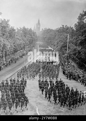 KRIEGSSIEGER ZIEHEN DURCH LONDON, WÄHREND MILLIONEN von CHEERAs Millionen von Menschen auf die Route drängten, eine Marschkolonne von 21000 Soldaten aus dem gesamten britischen Empire und aus den alliierten Räten und eine mechanisierte Kolonne von 480 Fahrzeugen, die von Jeeps bis zu den schwersten gepanzerten Kampfmaschinen reisten, zur Feier des Siegtages durch die Straßen Londons. Berühmte Kommandeure fuhren in der Prozession und Sonderkontingente repräsentierten Arbeiter und Verteidiger der Heimatfront. König George, der von anderen Mitgliedern der königlichen Familie begleitet wurde, nahm den Gruß in der Mall. Fotoshows: Australian A Stockfoto