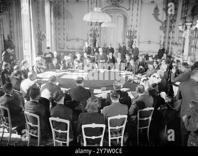 ATTLEE ERÖFFNET PALÄSTINENSERKONFERENZ in Anwesenheit von Vertretern aus sieben Ländern der Arabischen Liga wurde die Palästinenserkonferenz von Premierminister Clement Attlee im Lancaster House in St James's, London, eröffnet. Foto zeigt: Eröffnung der Konferenz mit Ansprache von Herrn ATTLEY an die Delegierten. 10. September 1946 Stockfoto