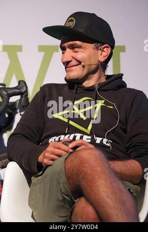 Wigtown, Dumfries and Galloway, Schottland – Dienstag, 1. Oktober 2024 – Markus Stitz Adventure Cyclist spricht über sein Buch Bikepacking Scotland – das Wigtown Book Festival läuft bis Sonntag, 6. Oktober 2024 – Foto Steven May / Alamy Live News Stockfoto