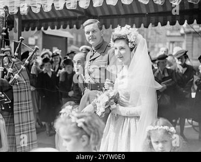 Graham Lampson, Scots Guards, Sohn von Lord Killearn (ehemaliger Hochkommissar für Ägypten und den Sudan), war in der St. Pauls Church in Knightsbridge mit Miss Nadine Pilcher, Tochter von Vizeadmiral C H Pilcher RN (im Ruhestand) DSO verheiratet. Foto zeigt: Die Braut und der Bräutigam verlassen St. Pauls Church, Knightsbridge, London. 16. Mai 1946 Stockfoto