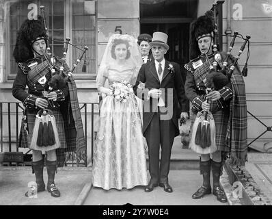 Graham Lampson, Scots Guards, Sohn von Lord Killearn (ehemaliger Hochkommissar für Ägypten und den Sudan) war in St. Pauls Church Knightsbridge mit Miss Nadine Pilcher, Tochter des Vizeadmiral C H Pilcher RN (im Ruhestand) DSO verheiratet. - Foto zeigt: Die Braut und ihr Vater verlassen ihren Wohnsitz nach St. Pauls Church Knightsbridge, London, geführt von zwei Pipern des Bräutigam-Regiments. - 16. Mai 1946 Stockfoto