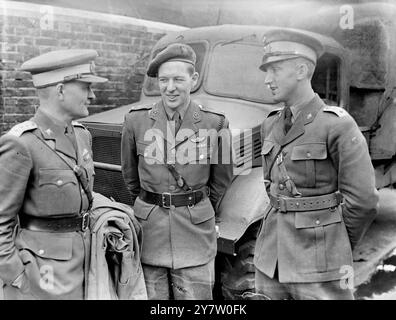 DÄNISCHE SOLDATEN KAMEN ZUR SIEGESPARADE AN - Ein Kontingent dänischer Soldaten und Seeleute traf am Bahnhof Liverpool Street in London ein, um mit Soldaten des britischen Commonwealth und anderer alliierter Nationen an der Siegesparade am 8. Juni teilzunehmen. - Foto zeigt: Offiziere der dänischen Armee bei ihrer Ankunft an der Liverpool Street Station - von links nach rechts - Captain Helk, Leutnant Paul Jensen, Lieutenant Resner - 3. Juni 1946 Stockfoto