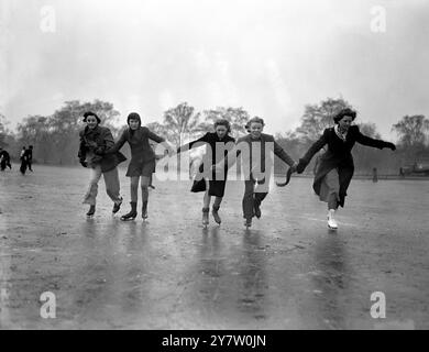 Wintersport im WimbledonLondon, Heldini der Frostgriff heute, sorgte für Londoner, eine Gelegenheit, die man selten genossen hat, Wintersport zu betreiben. Der Teich von Wimbledon Common sah viele junge Menschen, die sich auf dem Eis verstörten. Foto-Shows: Eine glückliche Reihe von Skatern auf dem Teich am Wimbledon Common heute 28. Januar 1950 Stockfoto