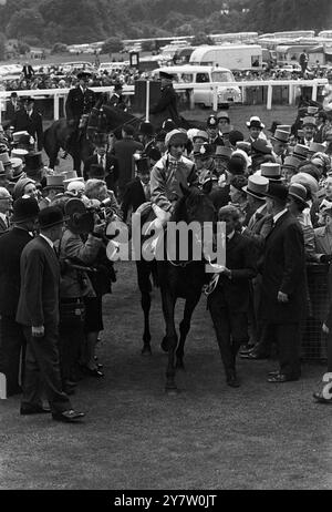 First Derby Ride , First winEpsom , Surrey : Blakeney, geritten von Leichtathletikjockey Ernie Johnson gewann das Derby, es war Jockey Johnsons erstes Derby-Rennen am 4. Juni 1969 Stockfoto