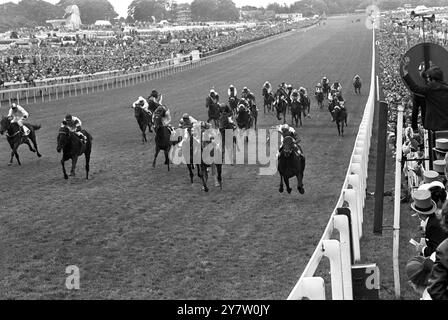 First Derby Ride , First winEpsom , Surrey : ' Blakeney ', geritten vom Leichtgewicht-Jockey Ernie Johnson , blitzt an der Post vorbei, um den Derby 1969 mit etwas mehr als einer Länge von ' Shoemaker ' Viertelmütze) zu gewinnen, der von B Taylor geritten wurde. Dritter war der Prinzregent , geritten vom alten franzosen Jean Desforge (nicht im Bild zu sehen ) 4. Juni 1969 Stockfoto