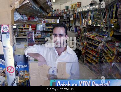 East Palo Alto, Kalifornien, Montag, 9. Juni 2003 : die Außenseite des East Side Grocery wurde von der Ladenbesitzerin Isa Yasin geholfen, ein entführtes Opfer an ihre Mutter zurückzubringen. Am Sonntagabend wurde das 9-jährige Mädchen in seinem Supermarkt abgesetzt und dann sicher zu ihrer Mutter zurückgebracht, so die Polizei. Stockfoto