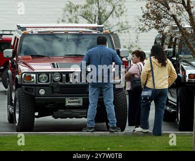 Los Gatos, Kalifornien - Hummers Detroits heißester Verkaufswagen fährt am Sonntag, 5. April 2003, in Los Gatos Hummer auf eine Probefahrt. General Motors, der die Hummers macht und angekündigt hat, dass für den Hummer keine Finanzierung erwartet wird. Die Besitzer fielen patriotisch hinter das Steuer, jetzt, wo sie sie im Krieg im Irak sehen. Der Hummer H2 ist ein Signature-Fahrzeug, das bei etwa 50.000 US-Dollar anfängt, was etwa 10,00 US-Dollar entspricht, weniger als ein BMW. Stockfoto