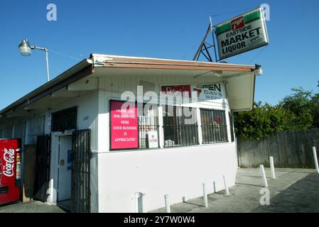 East Palo Alto, Kalifornien, Montag, 9. Juni 2003 : die Außenseite des East Side Grocery wurde von der Ladenbesitzerin Isa Yasin geholfen, ein entführtes Opfer an ihre Mutter zurückzubringen. Am Sonntagabend wurde das 9-jährige Mädchen in seinem Supermarkt abgesetzt und dann sicher zu ihrer Mutter zurückgebracht, so die Polizei. Stockfoto