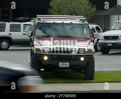 Los Gatos, Kalifornien - Hummers Detroits heißester Verkaufswagen fährt am Sonntag, 5. April 2003, in Los Gatos Hummer auf eine Probefahrt. General Motors, der die Hummers macht und angekündigt hat, dass für den Hummer keine Finanzierung erwartet wird. Die Besitzer fielen patriotisch hinter das Steuer, jetzt, wo sie sie im Krieg im Irak sehen. Der Hummer H2 ist ein Signature-Fahrzeug, das bei etwa 50.000 US-Dollar anfängt, was etwa 10,00 US-Dollar entspricht, weniger als ein BMW. Stockfoto