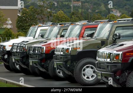 Los Gatos, Kalifornien - Hummers Detroits heißester Verkaufswagen wird am Sonntag, den 5. April 2003, in Los Gatos Hummer ausgestellt. General Motors, der die Hummers macht und angekündigt hat, dass für den Hummer keine Finanzierung erwartet wird. Die Besitzer fielen patriotisch hinter das Steuer, jetzt, wo sie sie im Krieg im Irak sehen. Der Hummer H2 ist ein Signature-Fahrzeug, das bei etwa 50.000 US-Dollar anfängt, was etwa 10,00 US-Dollar entspricht, weniger als ein BMW. Stockfoto