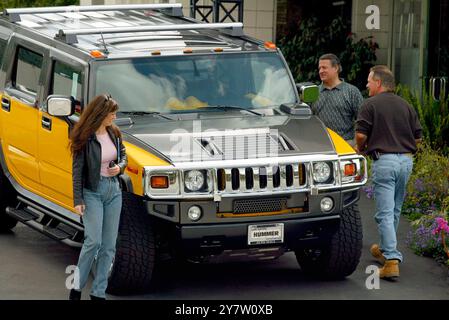 Los Gatos, Kalifornien: Hummers, Detroits heißester verkaufter Wagen, ausgestellt in Los Gatos Hummer. Die Besitzer fühlten sich hinter dem Steuer patriotisch, jetzt, wo sie sie im Irak-Krieg sehen. Der Hummer H2 ist ein Signature-Fahrzeug, das bei etwa 50.000 US-Dollar anfängt, was etwa 10,00 US-Dollar entspricht, weniger als ein BMW. April 2003 Stockfoto