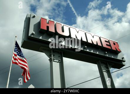 Los Gatos, Kalifornien - Hummers Detroits heißester Verkaufswagen fährt am Sonntag, 5. April 2003, in Los Gatos Hummer auf eine Probefahrt. General Motors, der die Hummers macht und angekündigt hat, dass für den Hummer keine Finanzierung erwartet wird. Die Besitzer fielen patriotisch hinter das Steuer, jetzt, wo sie sie im Krieg im Irak sehen. Der Hummer H2 ist ein Signature-Fahrzeug, das bei etwa 50.000 US-Dollar anfängt, was etwa 10,00 US-Dollar entspricht, weniger als ein BMW. Stockfoto