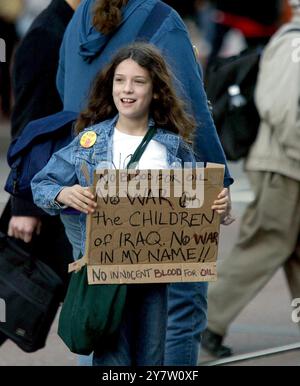 San Francisco, Kalifornien - zwei junge Demonstranten tragen am Sonntag, den 16. Februar 2003, ein Friedenszeichen, als sie sich Tausenden von Aktivisten bei einem Anti-kriegsmarsch entlang der Market Street anschließen. Der San Francisco protestmarsch, der einen Tag nach ähnlichen Kundgebungen in anderen Städten der Welt stattfand, begann am Justin Herman Plaza und ging die Market Street entlang, bevor er am Civic Center Plaza endete. ( ) Stockfoto