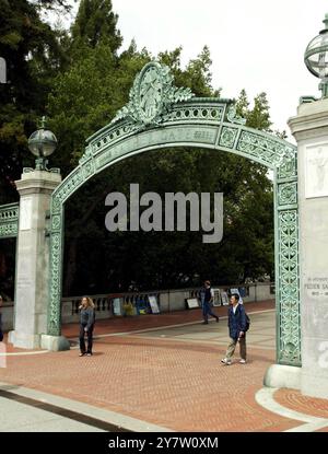 Berkeley, Kalifornien, Sather Gate der Eingang zur University of California in Berkeley am Dienstag, 6. Mai 2003. Die University of California at Berkeley wendet rund 500 Sommerstudenten aus China, Taiwan, Hongkong und Singapur ab, da in diesen Gebieten viele Fälle von SARA aufgetreten sind. Die Entscheidung wurde mit dem Rat des Gesundheitsbeauftragten der Stadt getroffen und Campus Gesundheit erwartet. Stockfoto