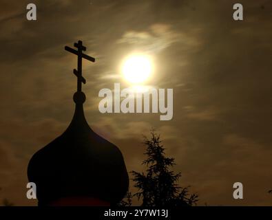 Palo Alto, Kalifornien,--der volle Mond scheint auf der Russisch-orthodoxen Kirche in Palo Alto, Kalifornien, am Donnerstag, 21. November 2002. Stockfoto