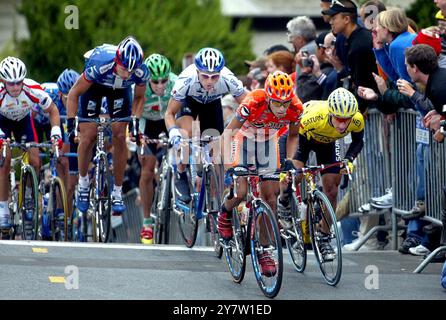 San Francisco, Calif – die Fahrer des Grand Prix in San Francisco besteigen den Hügel der Fillmore Street, der während des San Francisco-Grand Prix-Radrennens am Sonntag, dem 15. September 2002, eine um 190 Meter erhöhte Steigung aufweist. Mit einem Startfeld von 130 Rennen beendeten nur 49 das Rennen. Der Grand Prix von San Francisco gilt als eines der härtesten Rennen in den Vereinigten Staaten. Der diesjährige Sieger ist Charles Dionne und der viermalige Tour de France-Sieger Lance Armstrong belegte den sechsten Platz. () Stockfoto