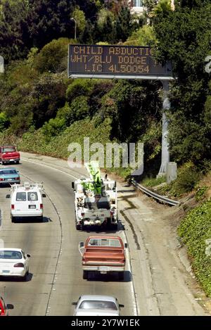 San Francisco, CA. Ein Straßenschild entlang des Highway 80 in Richtung Norden gab einen Amber Alert für die angebliche 10-jährige Nicole Taylor Timmons aus ihrem Haus in Riverside, CA, am Dienstag, den 19. August 2002. Nicole wurde in Nevada fünf Stunden gerettet, nachdem sie als vermisst gemeldet wurde. Texas Sen Kay Bailey Hutchison und California Sen, Dianme Fenstein sind Gesetzesvorschläge zur Schaffung eines Amber Alert Netzwerks. Stockfoto