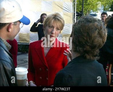 Palo Alto, Kalifornien: Hewlett-Packard Chief Executive Officer, Carly Fiorina (Mitte), begrüßt Mitarbeiter nach dem feierlichen Klingeln der Glocke zur Eröffnung der New Yorker Börse. Dies ist der erste Tag, an dem Hewlett-Parkard nach der Fusion mit Compaq unter dem neuen Symbol HPQ gehandelt wird. Mai 2002 Stockfoto