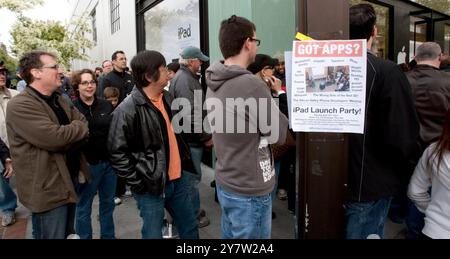 Palo Alto, Kalifornien - 3. April 2010 Hunderte von Menschen warten vor dem Apple Store auf der University Avenue in Palo Alt0, um das neue iPad zu kaufen. Robert Scoble begann am Freitag, den 2. April 2010, um 11 Uhr in der Warteschlange zu stehen und war der erste in Palo Alto, der ein neues iPad besaß. Stockfoto