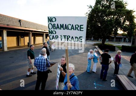 Palo Alto, CA--Demonstranten begrüßen das Publikum, als sie sich für das Spangenberg Theater an der Gunn High School aufstellen, um am Mittwoch, den 2. September 2009, an der Kongressabgeordneten Anna Eshoo Town Hall Meeting über Gesundheitsfürsorge teilzunehmen. Stockfoto