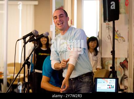 Palo Alto, Kalifornien - Brian Phillips mit Thread gibt am Dienstag, 1. September 2009, auf Facebook ein Update beim fbFund Rev Demo Day in Palo Alto. Nach Ausführungen von Sandberg präsentierten Startups ihren Arbeits- und Geschäftsbericht aus den letzten zehn Wochen Mitgliedern des fbFund Advisory Committee sowie Investoren und Risikokapitalgebern von Firmen wie Accel Partners und Founders Fund. Stockfoto