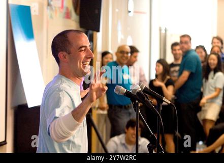 Palo Alto, Kalifornien - Brian Phillips mit Thread gibt am Dienstag, 1. September 2009, auf Facebook ein Update beim fbFund Rev Demo Day in Palo Alto. Nach Ausführungen von Sandberg präsentierten Startups ihren Arbeits- und Geschäftsbericht aus den letzten zehn Wochen Mitgliedern des fbFund Advisory Committee sowie Investoren und Risikokapitalgebern von Firmen wie Accel Partners und Founders Fund. Stockfoto