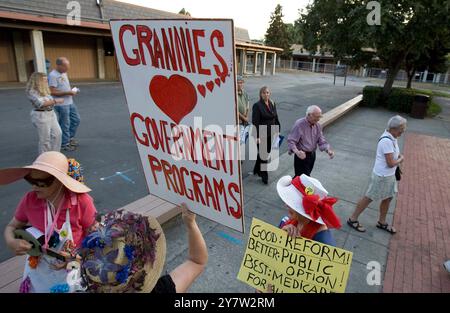 Palo Alto, CA-- Raging Grannies von Palo Alto protestieren vor dem Spangenberg Theater an der Gunn High School vor dem Treffen der Kongressabgeordneten Anna Eshoo Stadthalle über Gesundheitsfürsorge am Mittwoch, 2. September 2009. Stockfoto