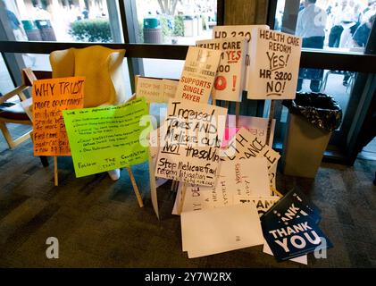 Palo Alto, CA--Ein Stapel von Schildern in der Lobby des Spangenberg Theaters waren Kongressabgeordnete Anna Eshoo, hielt am Mittwoch, den 2. September 2009 in der Gunn High School ein Rathaus-Treffen über Gesundheitsfürsorge ab. Stockfoto