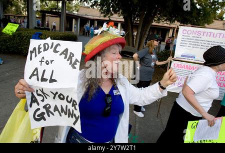 Palo Alto, CA-- Raging Grannies von Palo Alto protestieren vor dem Spangenberg Theater an der Gunn High School vor dem Treffen der Kongressabgeordneten Anna Eshoo Stadthalle über Gesundheitsfürsorge am Mittwoch, 2. September 2009. Stockfoto