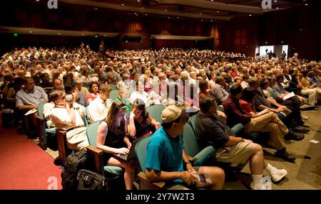 Palo Alto, CA--Spangenberg Theater war erfüllt, um die Kongressabgeordnete Anna Eshoo zu hören, Fragen aus dem Publikum während einer Gemeindeversammlung über Gesundheitsfürsorge am Mittwoch, 2. September 2009 in der Gunn High School zu beantworten. Stockfoto