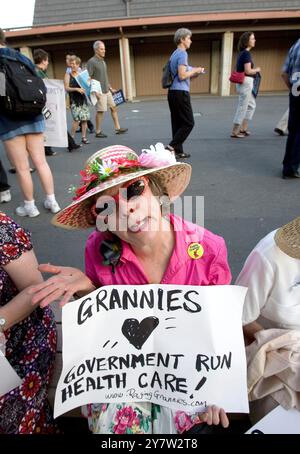 Palo Alto, CA--Ruth Robinson protestiert vor dem Spangenberg Theater an der Gunn High School vor dem Treffen der Kongressabgeordneten Anna Eshoo Rathaus über Gesundheitsfürsorge am Mittwoch, 2. September 2009. Stockfoto