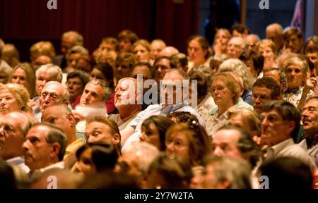 Palo Alto, CA--Spangenberg Theater war erfüllt, um die Kongressabgeordnete Anna Eshoo zu hören, Fragen aus dem Publikum während einer Gemeindeversammlung über Gesundheitsfürsorge am Mittwoch, 2. September 2009 in der Gunn High School zu beantworten. Stockfoto