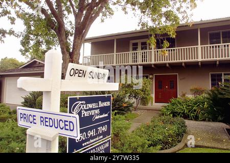 Palo Alto, Kalifornien,-- dieses Haus mit vier Schlafzimmern und drei Bädern, 3126 Quadratfuß, ging für $1.595.000,00, der Preis wurde am 5. Oktober 2001 auf $1.350.000,00 gesenkt. Foto am Samstag, 27. Oktober 2001. Stockfoto