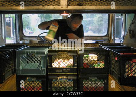 Palo Alto, Kalifornien,--Michal Grycz, ein Milchmann in der Bay Area, ist ein Milchmann, der seine Runde in einem weißen 1960 Ford Milk Truck macht. Michal Grycz 34 aus Palo Alto, Kalifornien, ist seit 15 Jahren als Milchmann tätig. Oktober 2001. ML Stockfoto