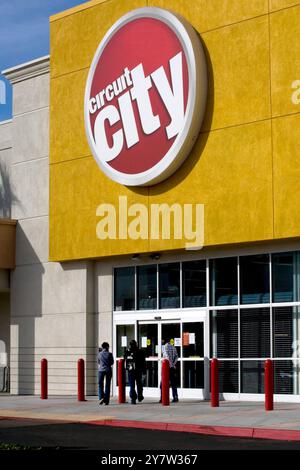 East Palo Alto, Kalifornien, außerhalb des East Palo Alto Circuit City Stores, das einer von 155 Geschäften ist, die die Firma aus Richmond, VA, schließen will. Laut der New York Times hat Circuit City 2008 nur einen Gewinn für ein Viertel erzielt. Foto am Dienstag, 4. November 2008. Stockfoto