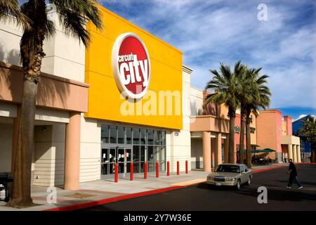 East Palo Alto, Kalifornien, außerhalb des East Palo Alto Circuit City Stores, das einer von 155 Geschäften ist, die die Firma aus Richmond, VA, schließen will. Laut der New York Times hat Circuit City 2008 nur einen Gewinn für ein Viertel erzielt. Foto am Dienstag, 4. November 2008. Stockfoto